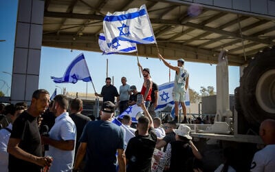 Far-right protesters rally before storming the Sde Teiman military detention facility in southern Israel following the arrest of nine reservists accused of sexually abusing a Palestinian inmate there, on July 29, 2024. (Dudu Greenspan/Flash90)