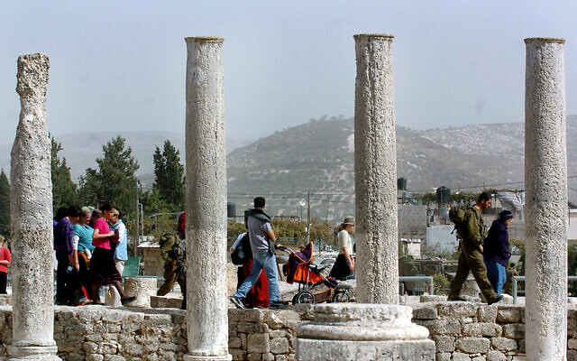 Israelis visit the Sebastia site near Nablus on October 23, 2005. (Photo by Flash90)