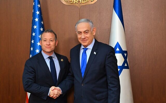 Prime Minister Benjamin Netanyahu (R) meets with US Rep. Josh Gottheimer at his Jerusalem office on July 3, 2024. (Haim Zach/GPO)