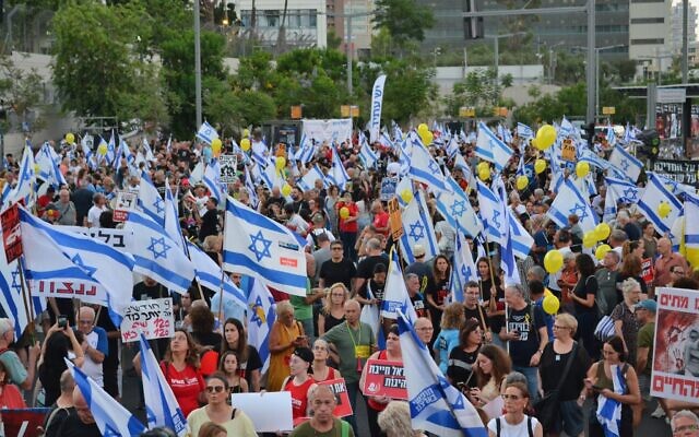 Anti-government protesters gather demand a deal to release hostages held by Hamas terrorists in Gaza, in Tel Aviv, July 6, 2024. (Omer Yelin/Pro-Democracy Protest Movement)
