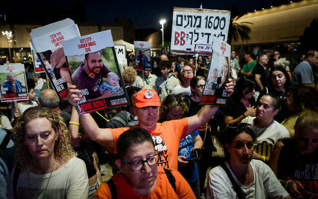 Protesters call for the release of Hamas hostages during a weekly rally at Tel Aviv's Hostages Square, August 24, 2024. (Avshalom Sassoni/Flash90) Protesters call for the release of Hamas hostages during a weekly rally at Tel Aviv's Hostages Square, August 24, 2024. (Avshalom Sassoni/Flash90)