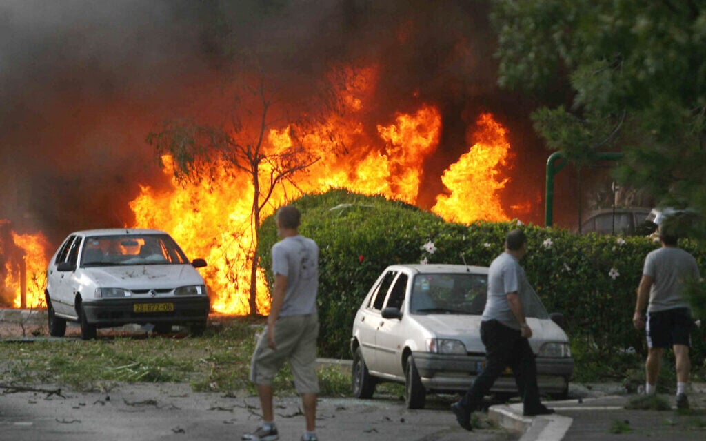 FILE: Cars burn in Haifa following a rocket attack by Hezbollah terrorists, August 13, 2006. (Roni Schutzer / AFP) FILE: Cars burn in Haifa following a rocket attack by Hezbollah terrorists, August 13, 2006. (Roni Schutzer / AFP)
