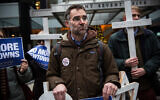 Rabbi Andy Bachman attends a protest in New York, December 9, 2013. (Andrew Burton / Getty Images via AFP)