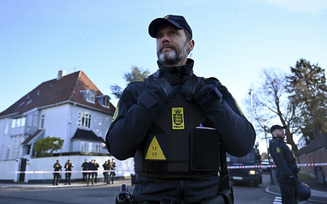 Police secure the area in front of the Turkish embassy in Copenhagen, where Danish far-right politician Rasmus Paludan announced he would burn a copy of the Quran on January 27, 2023. (Sergei GAPON / AFP) Police secure the area in front of the Turkish embassy in Copenhagen, where Danish far-right politician Rasmus Paludan announced he would burn a copy of the Quran on January 27, 2023. (Sergei GAPON / AFP)