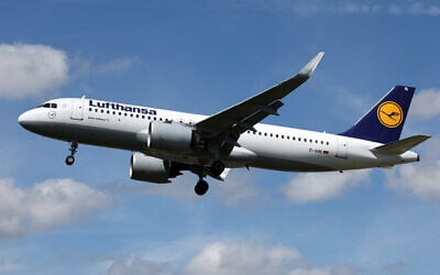 A Lufthansa airlines Airbus-A320-271N comes in to land at Heathrow Airport in west London on April 29, 2024. (Adrian DENNIS / AFP)