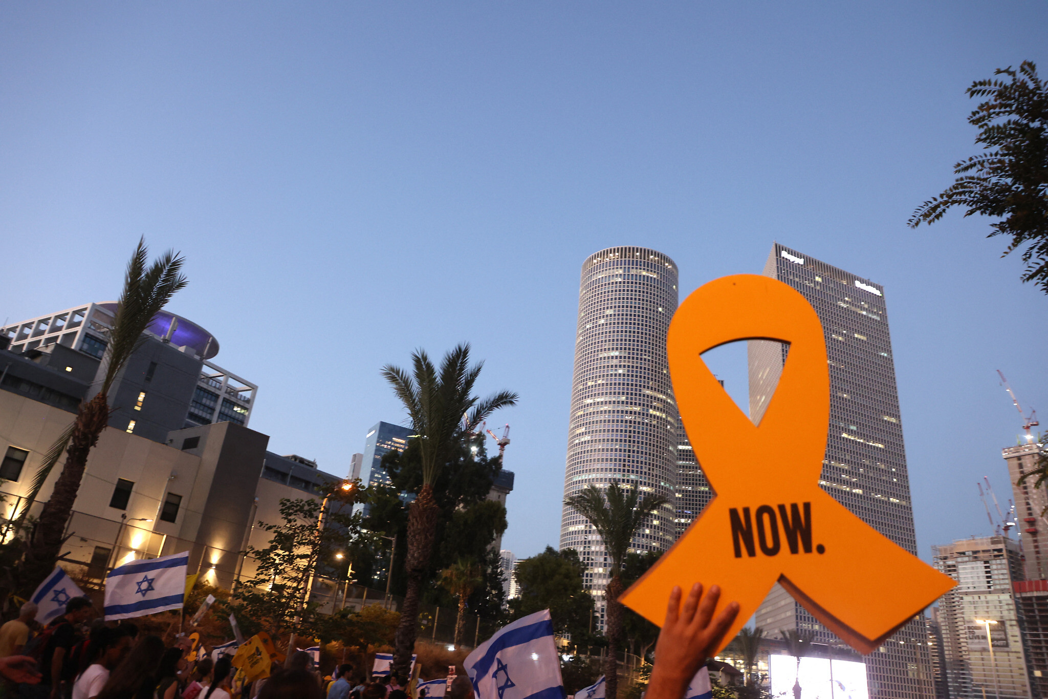 Anti-government activists, hostage families holding Sat. night 