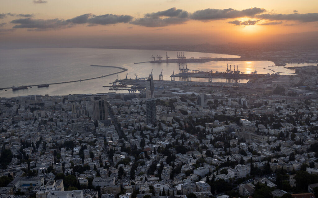 The sun rises over the northern city of Haifa and its port on August 3, 2024, regardless of threats by Hezbollah to hit targets deeper in Israel. (Oren ZIV / AFP)