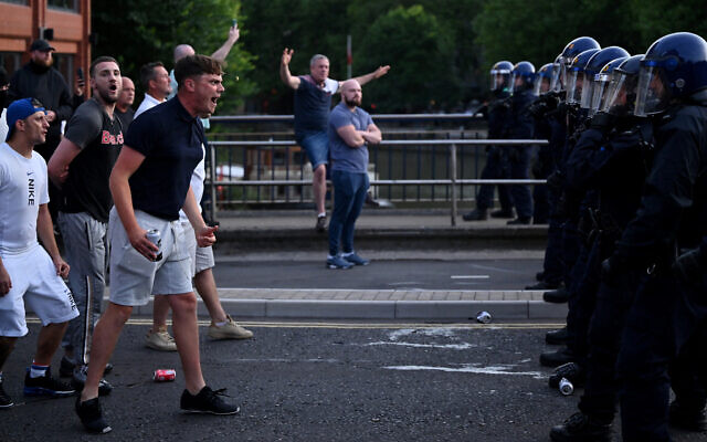 Police officers face off with protesters during the 'Enough is Enough' demonstration called by far-right activists in Bristol, Britain, on August 3, 2024. (Justin Tallis / AFP) Police officers face off with protesters during the 'Enough is Enough' demonstration called by far-right activists in Bristol, Britain, on August 3, 2024. (Justin Tallis / AFP)