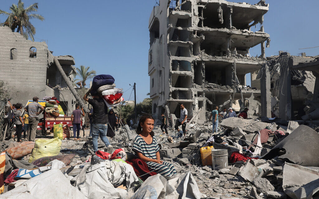 A Palestinian girl sits as people recover belongings in Deir al-balah in the central Gaza Strip, on August 7, 2024. (Eyad BABA / AFP)