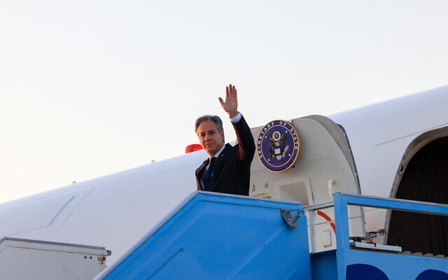US Secretary of State Antony Blinken waves as he disembarks from his plane in Tel Aviv on August 18, 2024. (Kevin Mohatt / Pool / AFP) US Secretary of State Antony Blinken waves as he disembarks from his plane in Tel Aviv on August 18, 2024. (Kevin Mohatt / Pool / AFP)