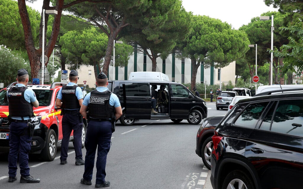 Law enforcement officers stand in front of a synagogue following a fire and explosion of cars in La Grande-Motte, south of France, on August 24, 2024. (Pascal GUYOT / AFP)