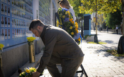 President Volodymyr Zelensky (L) and his wife Olena lay flowers at the Wall of Remembrance on the occasion of Independence Day of Ukraine in Kyiv, August 24, 2024. (Handout / UKRAINIAN PRESIDENTIAL PRESS SERVICE / AFP)