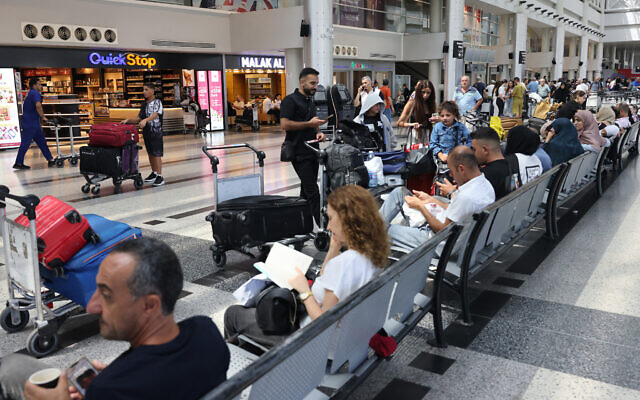 Passengers wait for their flights at the Beirut International Airport in Beirut on August 25, 2024. (ANWAR AMRO / AFP) Passengers wait for their flights at the Beirut International Airport in Beirut on August 25, 2024. (ANWAR AMRO / AFP)