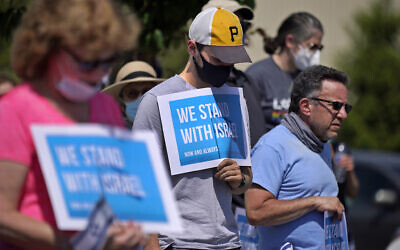 The Jewish Federation of Pittsburgh holds a peace vigil in support of Israel at the Jewish Federation in Pittsburgh, May 21, 2021. (AP Photo/Gene J. Puskar)