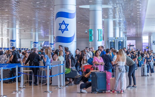 Passengers at Ben Gurion International Airport, July 26, 2024. (Yossi Aloni/Flash90)