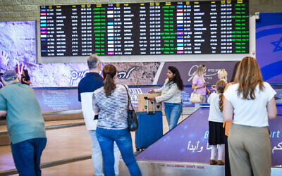 Passengers at Ben Gurion Airport, August 1, 2024 (Avshalom Sassoni/Flash90)