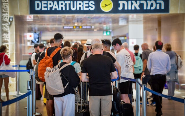 Passengers at Ben Gurion International Airport, August 1, 2024. (Avshalom Sassoni/Flash90)