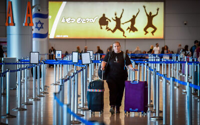 Passengers at Ben Gurion International Airport, near Tel Aviv, August 1, 2024. (Avshalom Sassoni / Flash90)