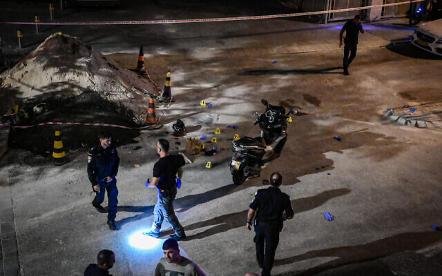 Police investigate at the scene of a fatal shooting in Tel Aviv, August 2, 2024. (Avshalom Sassoni/Flash90) Police investigate at the scene of a fatal shooting in Tel Aviv, August 2, 2024. (Avshalom Sassoni/Flash90)