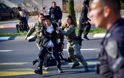 Ultra-orthodox men clash with police during a protest against the military draft, outside the IDF Recruitment Center at Tel Hashomer, August 5, 2024. (Tomer Neuberg/Flash90)