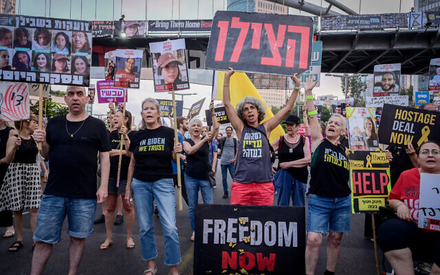 Demonstrators protest for the release of hostages held in the Gaza Strip, outside the Defense Ministry in Tel Aviv, August 7, 2024. (Avshalom Sassoni/Flash90)