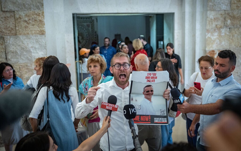 Bereaved families and their supporters protest against a court hearing in a petition against the conditions of Hamas terrorists in the Sde Teiman detention facility, at the High Court of Justice in Jerusalem, August 7, 2024. (Yonatan Sindel/Flash90)