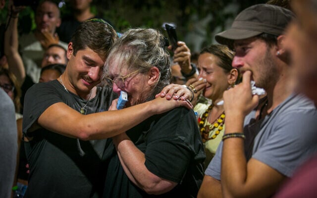 Family, friends and Israelis attend the funeral of former lone soldier Jordan Cooper at the cemetery in Rishon Lezion, August 13, 2024. (Flash90)