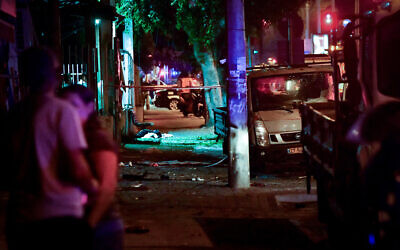 Security and rescue forces at the scene of a failed suicide bombing in south Tel Aviv, August 18, 2024. (Avshalom Sassoni/Flash90)