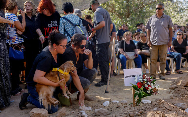 Family and friends attend the funeral service of Yagev Buchshtav at the cemetery in Kibbutz Nirim, on August 21, 2024. (Chaim Goldberg/Flash90)