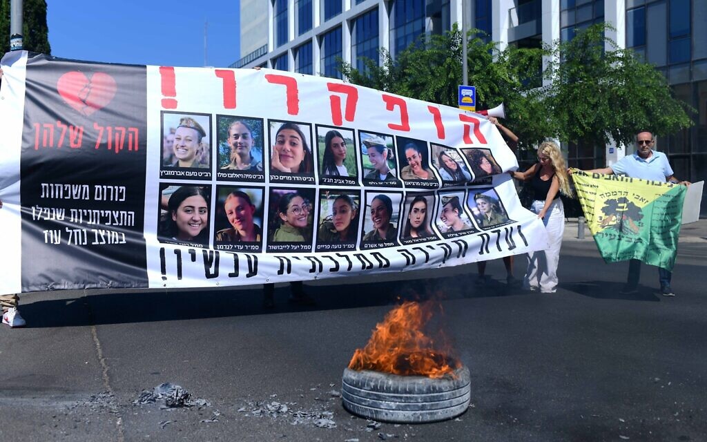Families of surveillance soldiers who were killed and kidnapped by Hamas terrorists from Nahal Oz base on October 7 and their supporters demonstrate for a hostage deal, outside the IDF headquarters in Tel Aviv, August 21, 2024. (Tomer Neuberg/Flash90)