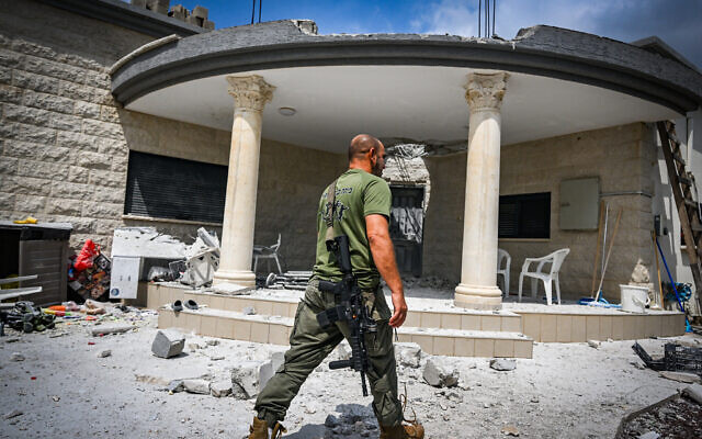 People at the site of a damaged house following a missile attack from Lebanon, in Moshav Manot, northern Israel, August 25, 2024. (Flash90) People at the site of a damaged house following a missile attack from Lebanon, in Moshav Manot, northern Israel, August 25, 2024. (Flash90)