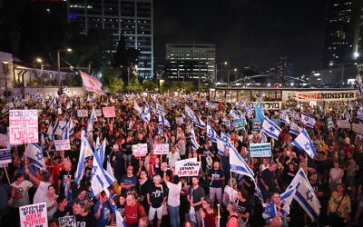 Protesters call for a hostage deal and demonstrate against Prime Minister Benjamin Netanyahu and the government in Tel Aviv, on August 31, 2024. (Yonatan Sindel/Flash90)