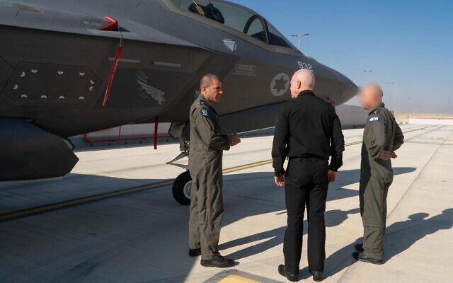 Defense Minister Yoav Gallant meets with fighter pilots and air crews at the Netivot Air Force base on August 18, 2024 (Ariel Hermoni/ Defense Ministry)