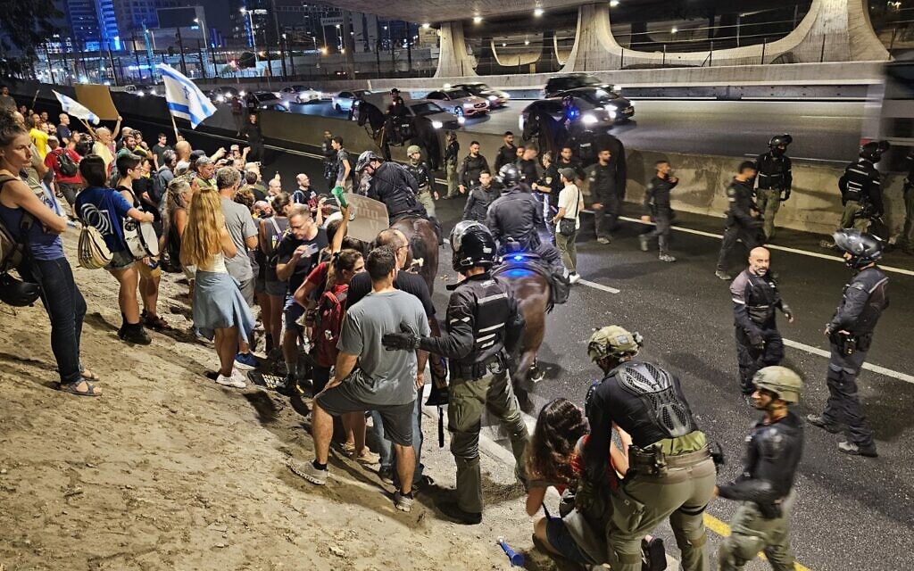 Protesters attempt to block Tel Aviv's Ayalon Highway amid clashes with police following a rally for a hostage deal and against the government, August 31, 2024. (@barakdor/Pro-Democracy Protest Movement)