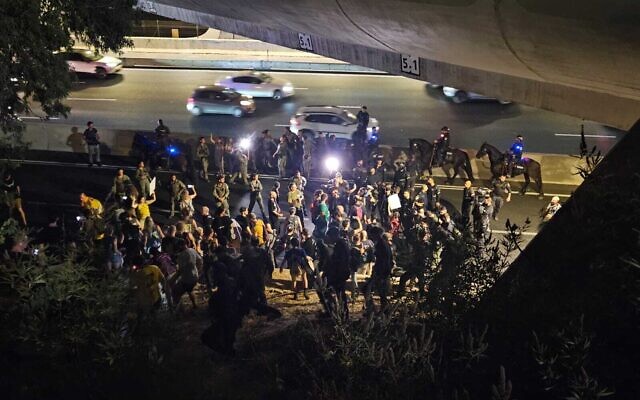 Protesters block Tel Aviv's Ayalon Highway amid clashes with police following a rally for a hostage deal and against the government, August 31, 2024. (Yoav Loeff/Pro-Democracy Protest Movement) Protesters block Tel Aviv's Ayalon Highway amid clashes with police following a rally for a hostage deal and against the government, August 31, 2024. (Yoav Loeff/Pro-Democracy Protest Movement)