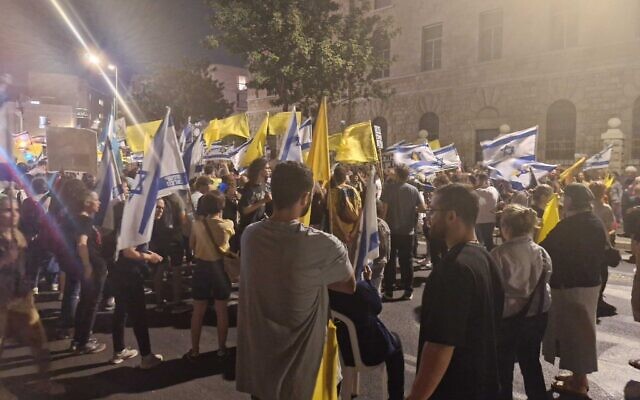 Protesters call for the release of hostages outside the prime minister's residence in Jerusalem, September 7, 2024. (Iddo Schejter/Times of Israel)