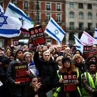 Protesters hold placards and wave Israeli flags as they take part in a demonstration outside the BBC headquarters, in London, on February 4, 2024, to bring attention to the plight of kidnapped Israeli women in Gaza. (HENRY NICHOLLS / AFP)
