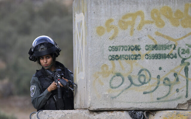 A Border Policewoman takes position in the area of a shooting attack near the Tarqumiya crossing north of Hebron in the the West bank on September 1, 2024. (HAZEM BADER / AFP)
