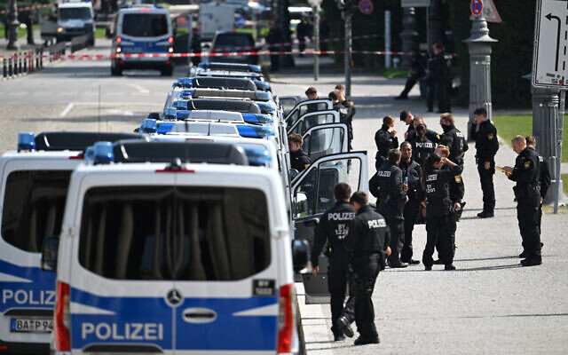 Police officers secure the area after a shooting near the Israeli consulate in Munich, southern Germany, September 5, 2024. (Lukas Barth-Tuttas/AFP) Police officers secure the area after a shooting near the Israeli consulate in Munich, southern Germany, September 5, 2024. (Lukas Barth-Tuttas/AFP)