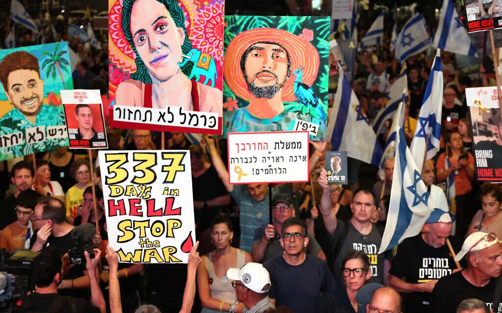 Crowds demonstrate during a protest calling for action to secure the release of Israeli hostages held captive by Hamas in Gaza, in front of the Defence Ministry in Tel Aviv on September 7, 2024.(Jack GUEZ / AFP)