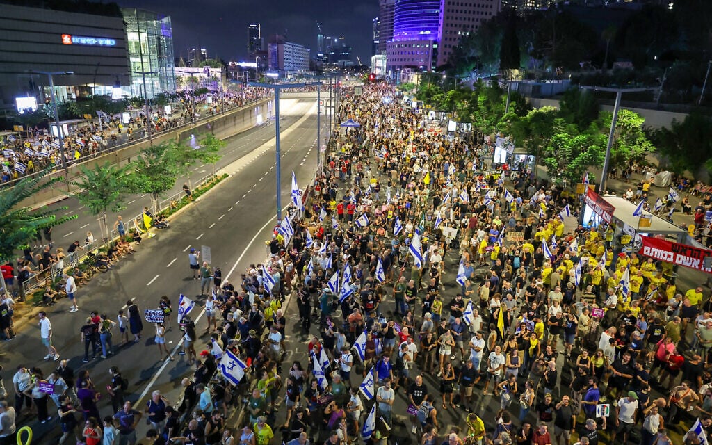 Huge crowds demonstrate during a protest calling for action to secure the release of Israeli hostages held captive by Hamas in Gaza, in front of the Defence Ministry in Tel Aviv on September 7, 2024.(Jack GUEZ / AFP)