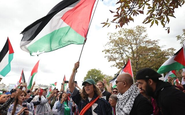 French actress Manon Azem (C) holds a Palestinian flag at an anti-Israel rally at Place de la Nation, in Paris, on September 8, 2024. (Thomas Samson/ AFP) French actress Manon Azem (C) holds a Palestinian flag at an anti-Israel rally at Place de la Nation, in Paris, on September 8, 2024. (Thomas Samson/ AFP)