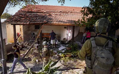Israeli security forces and residents examine a house that was hit by a rocket fired from Lebanon, in Kibbutz Sa'ar, September 25, 2024. (AP Photo/Baz Ratner)