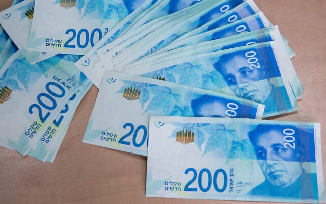 Two hundred shekel bills, February 7, 2016 (Nati Shohat/Flash90) Two hundred shekel bills, February 7, 2016 (Nati Shohat/Flash90)