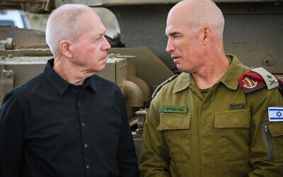 Defense Minister Yoav Gallant, left, and Maj. Gen. Ori Gordin at a ceremony on October 2, 2023. (Michael Giladi/Flash90)