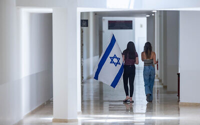 Students at the Hebrew University campus in Jerusalem, on May 28, 2024. (Yonatan Sindel/Flash90)