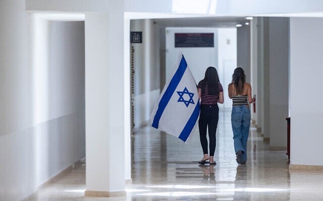 Students at the Hebrew University campus in Jerusalem, on May 28, 2024. (Yonatan Sindel/Flash90)