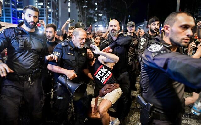 Police clash with anti-government, pro-hostage deal protesters on Tel Aviv's Begin Street, outside the IDF headquarters, September 5, 2024. (Avshalom Sassoni/Flash90) Police clash with anti-government, pro-hostage deal protesters on Tel Aviv's Begin Street, outside the IDF headquarters, September 5, 2024. (Avshalom Sassoni/Flash90)