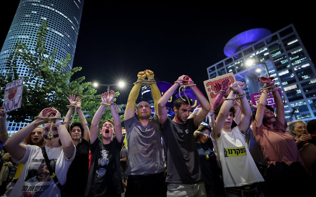 Israelis protest for the release of hostages held by Hamas in Gaza outside the Defense Ministry Headquarters in Tel Aviv, September 10, 2024. (Yonatan Sindel/Flash90)