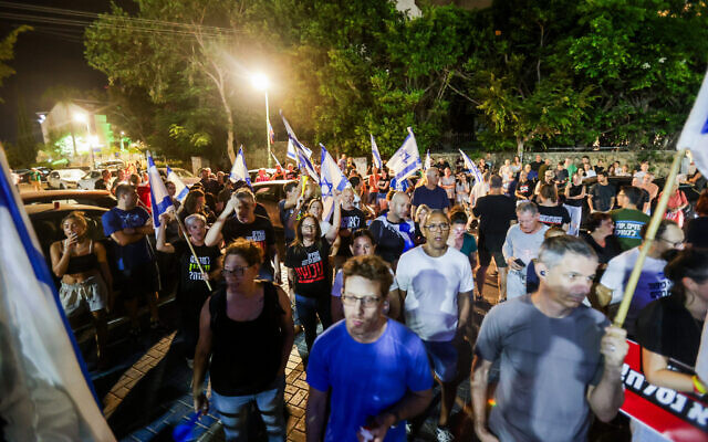 Protesters rally against the arrest of three women who placed flyers calling for a hostage deal in a synagogue in Herzliya, outside the police station in Glilot, September 13, 2024 (Tal Gal/Flash90)